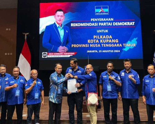 Partai Demokrat Serahkan SK B1-KWK Kepada Paket ‘ASIK’ di Pilkada Kota Kupang