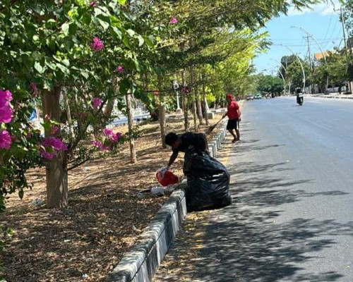 Kepala DLHK Kota Kupang Bersihkan Sampah Pukul 12.00 Wita di Lokasi Kupang Exotic Run 2024 