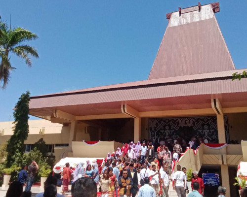 Keluarga Anggota Terpilih Penuhi Gedung DPRD Provinsi NTT Saat Pelantikan Hari Ini 