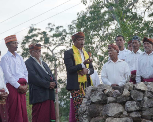 Jalani Prosesi Adat Penti, Masyarakat Adat Poco Leok NTT Angkat PLN Menjadi Saudara Gendang 
