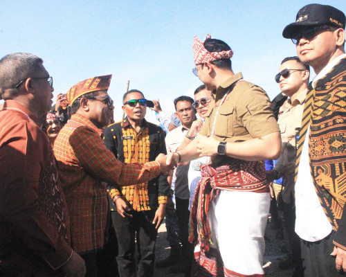AHY Serahkan Sertipikat Tora Bagi Warga Eks Tim-Tim di Kabupaten Kupang  