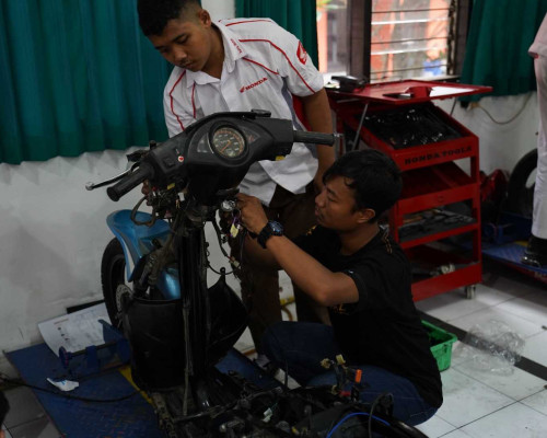 Konversi Motor Listrik PLN UIP Nusra dan SMKN 3 Mataram Dapat Penghargaan Kementerian ESDM