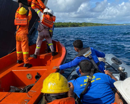 Tabrak Tanker, Kapal Kargo Kuala Mas Karam di Teluk Kupang, Puluhan Kontainer Terapung