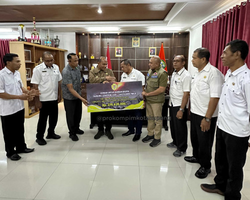 Penjabat Wali Kota Kupang Serahkan Bantuan Untuk Korban Erupsi Gunung Lewotobi 