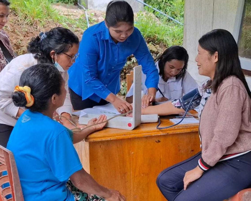 Jelang Natal, PLN UIP Nusra dan Puskemas Poco Leok Pengobatan Gratis dan Bantuan Gizi Anak Stunting