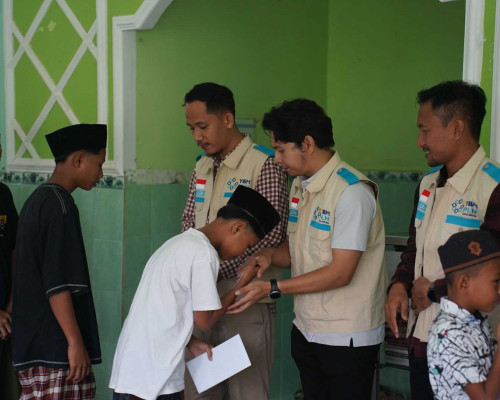 Semangat Berbagi Ramadan, YBM PLN UIP Nusra Salurkan Bantuan kepada Mustahik