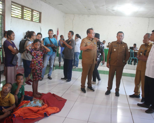 Bupati Kupang Yosef Lede Kunjungi Korban Tanah Longsor di Takari, Minta OPD Segera Tangani 