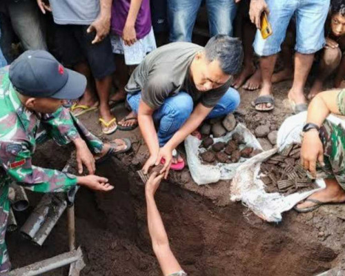 Pengungsi Gunung Berapi di NTT Temukan 26 Granat Aktif dan 393 Peluru