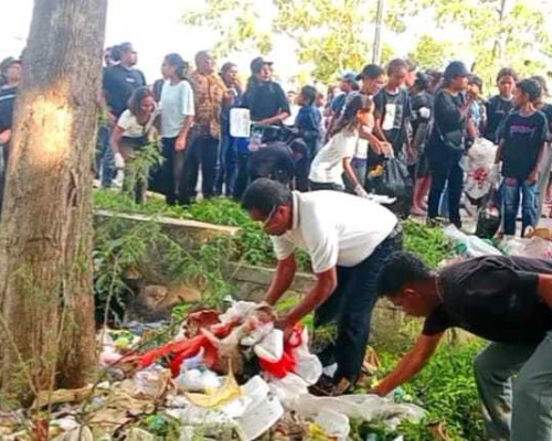 Unik, Jemaat GMIT Petra Kefamenanu Gelar Jalan Salib Sambil Pungut Sampah