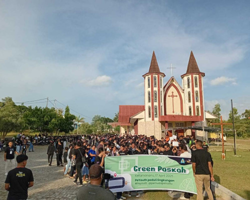 Unik, Jemaat GMIT Petra Kefamenanu Gelar Jalan Salib Sambil Pungut Sampah