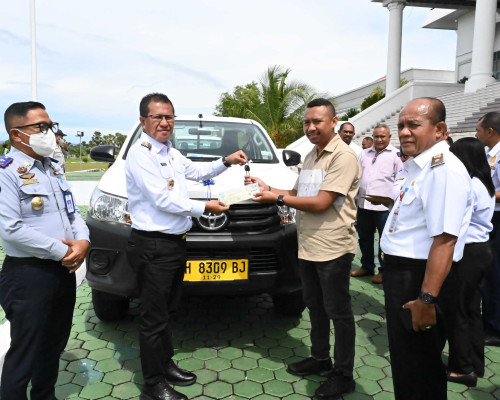 Bupati Kupang Yosef Lede Serahkan Tiga Unit Mobil Operasional Kepada BUMDes di Kabupaten Kupang 