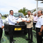 Bupati Kupang Yosef Lede Serahkan Tiga Unit Mobil Operasional Kepada BUMDes di Kabupaten Kupang 