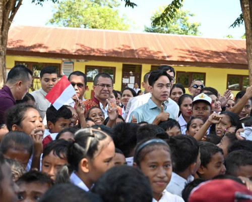 Wapres Gibran Kunjungi SDI Kaniti, Bagikan Buku, Sepatu dan Chromebook