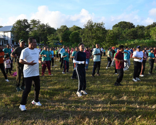 Bupati Kupang Yosef Lede dan Wabup Aurum Senam Bersama di Amarasi 