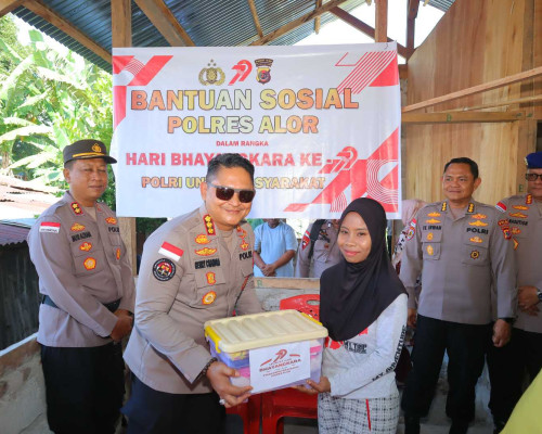 Sambut Hari Bhayangkara ke-79, Wakapolda NTT Bagi Bansos di Alor