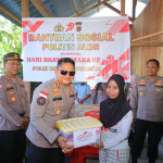 Sambut Hari Bhayangkara ke-79, Wakapolda NTT Bagi Bansos di Alor