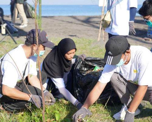 Sambut HLH Sedunia 2025, PLN UIP Nusra Gelar Bersih Pantai Loang Baloq di Sekarbela