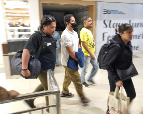 Eks Kapolres Ngada AKBP Fajar Akhirnya Tiba di Kupang, Pakai Masker danTangan Diborgol