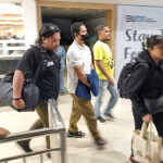 Eks Kapolres Ngada AKBP Fajar Akhirnya Tiba di Kupang, Pakai Masker danTangan Diborgol