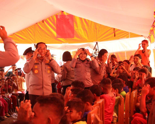Kunjung Pengungsi, Kapolda NTT Bercengkrama Dengan Anak-anak