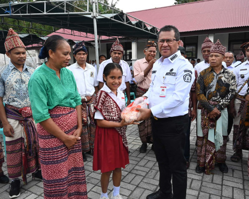 Bupati Kupang Yosef Lede Serahkan Ayam Forsen Kepala 3 Sekolah di Amarasi Selatan