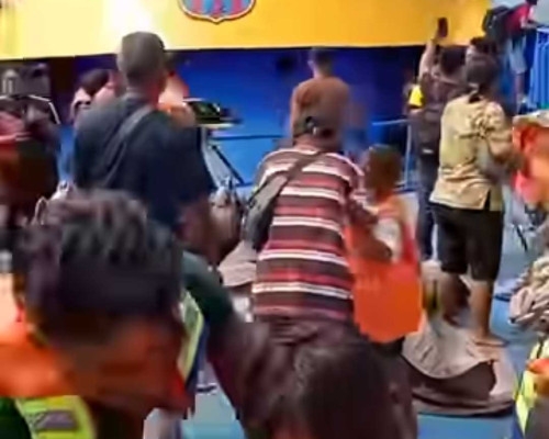 KM Barcelona Terbakar, Penumpang Panik Terjun ke Laut