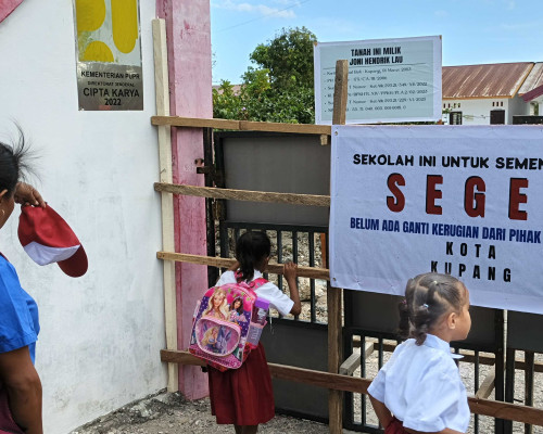 Sekolah di Kupang Disegel, Orang Tua Siswa Baru Kecewa