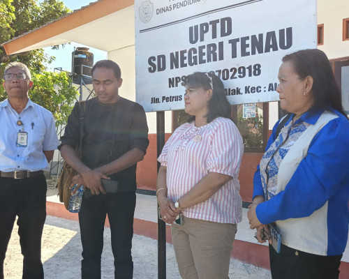 Anggota DPR RI Anita Jacoba Gah, Tinjau Sekolah Yang Disegel di Kupang