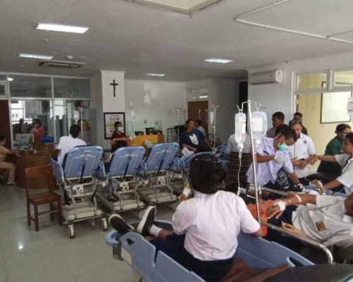 Diduga Keracunan MBG, Ratusan Siswa SMP 8 Kupang Dilarikan ke Rumah Sakit.