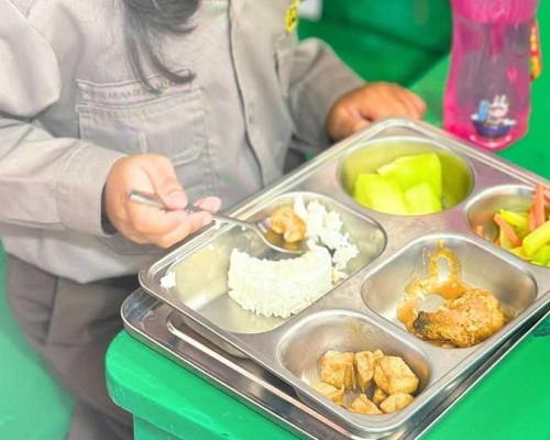 Ratusan Siswa SMPN 8 Kupang Santap Makanan Basi Program MBG