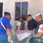 Semarak HUT Ke-80 RI, Jurnalis dan Babinsa Bagikan Merah Putih Untuk Warga Perbatasan