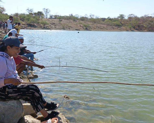Meriahkan HUT ke-80 RI dan HUT 19, Desa Letbaun, Warga Antusias Ikuti Lomba Mancing Tradisional