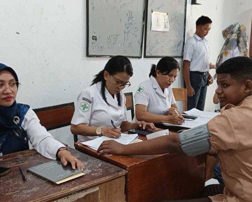 Ratusan Siswa SMKN 2 Kupang, Jalani Pemeriksaan Kesehatan Gratis