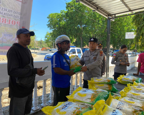 Warga Belu Serbu Polres, 1 Ton Beras Murah Ludes