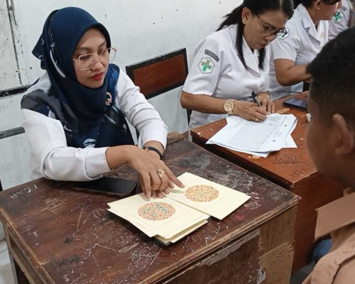 Ratusan Siswa SMKN 2 Kupang, Jalani Pemeriksaan Kesehatan Gratis