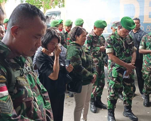 Jenasah Prada Lucky Disambut Tangis Histeris Keluarga di Kargo Bandara Eltari Kupang