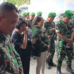 Jenasah Prada Lucky Disambut Tangis Histeris Keluarga di Kargo Bandara Eltari Kupang