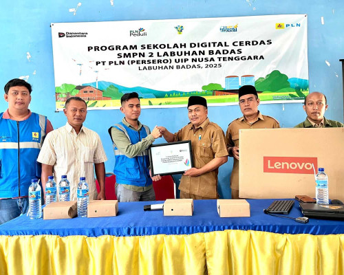 Dukung Pendidikan Digital, PLN UIP Nusra Serahkan 10 Komputer ke SMPN 2 Labuhan Badas