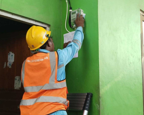 PLN UIP Nusra Dukung Kesejahteraan Nelayan Desa Tablolong melalui Program TJSL Electrifying Marine 