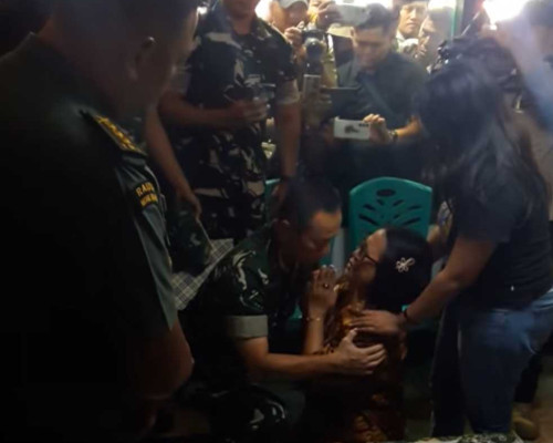Berlutut di Depan Pangdam IX Udayana, Ibunda Prada Lucky Minta Keadilan