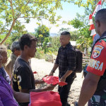 IJTI NTT dan Babinsa Bagikan Bendera Merah Putih di Perbatasan RI-RDTL