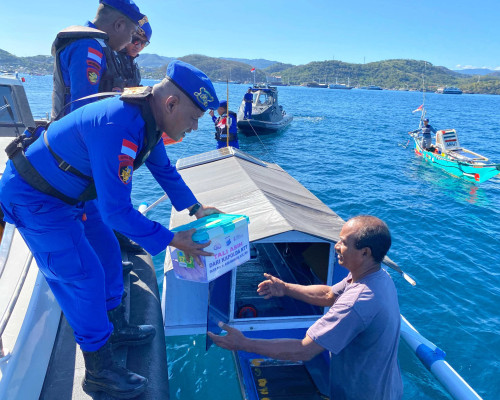 Jumat Berkah di Laut Labuan Bajo: Saat Polisi Menjadi Sahabat Nelayan