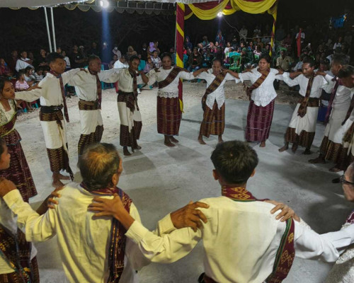 Lomba Tarian Li Ngae Meriahkan HUT Desa Letbaun dan Kemerdekaan RI