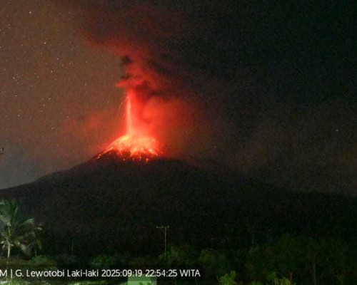 Gunung Lewotobi Laki-laki Erupsi, Sejumlah Desa Diguyur Hujan Pasir