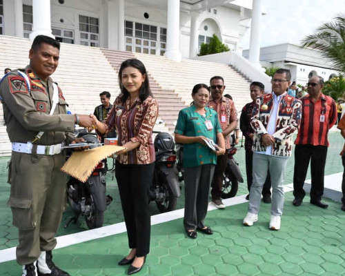 Bupati dan Wakil Bupati Serahkan SK Pensiun Kepada ASN Berprestasi di Kabupaten Kupang  