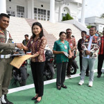 Bupati dan Wakil Bupati Serahkan SK Pensiun Kepada ASN Berprestasi di Kabupaten Kupang  
