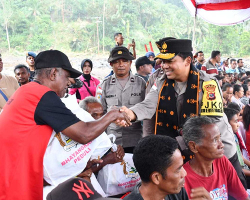 Polri Salurkan Bantuan Kemanusiaan untuk Korban Banjir Bandang Nagekeo