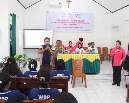 Datangi Lapas, Ini Yang Dilakukan Istri Kapolda NTT