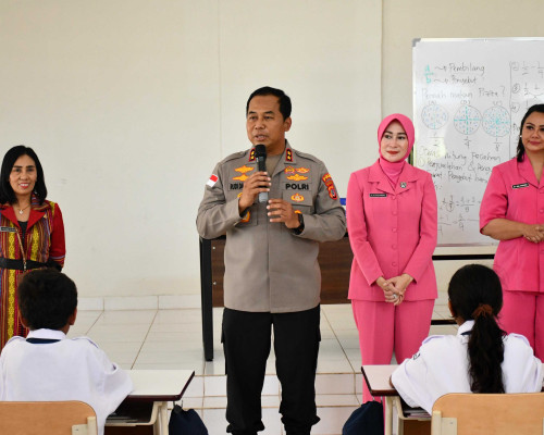 Kapolda NTT Nyalakan Semangat Belajar 100 Siswa SRM19 Naibonat