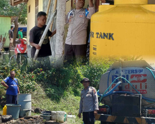 Polres Nagekeo Distribusi Air Bersih untuk Warga Terdampak Banjir di Mauponggo